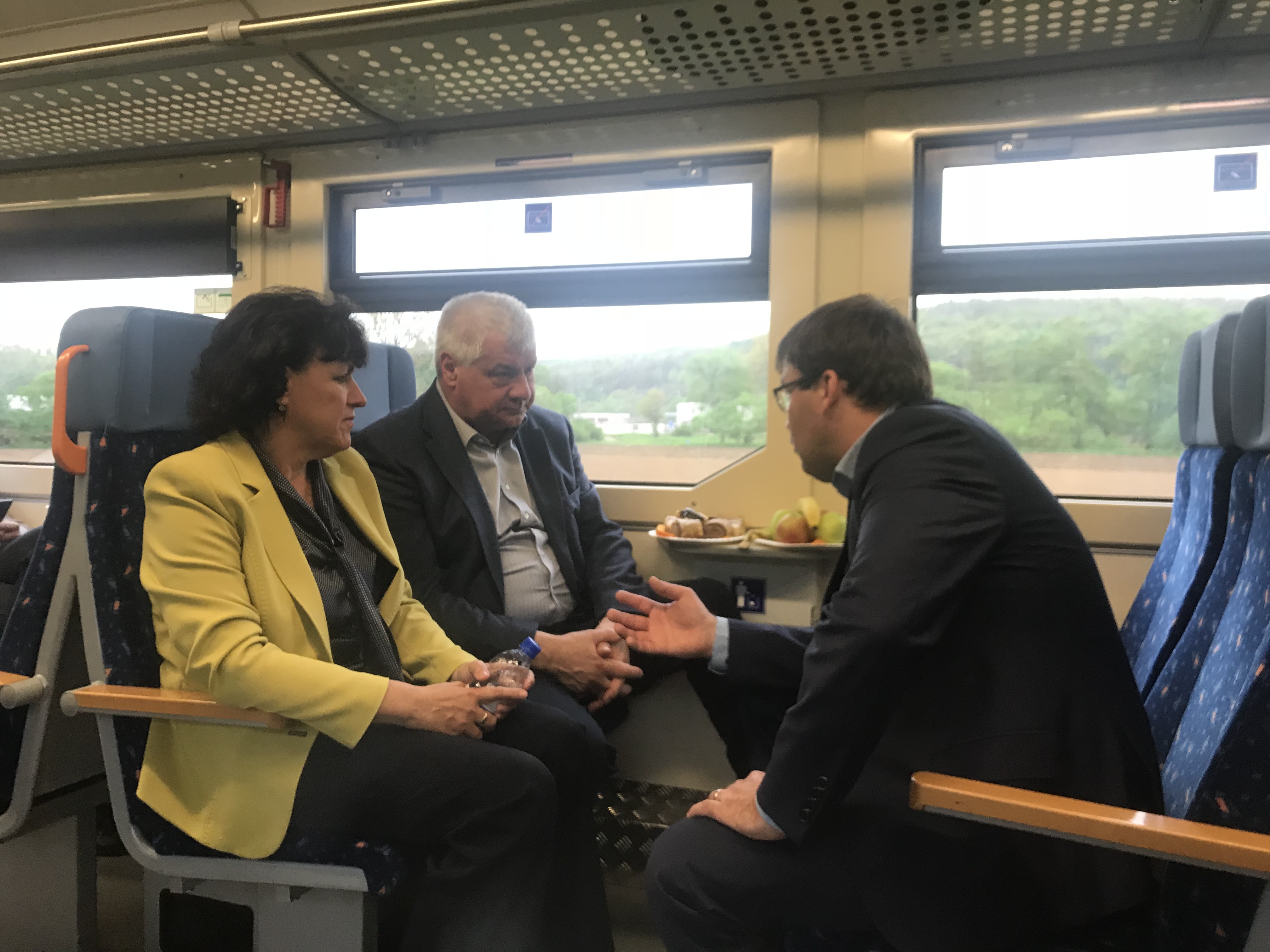 Érsek Árpád közlekedésügyi miniszter és Filip Hlubocký a vonaton tárgyalják meg a vasúti személyforgalom újranyitásának ügyét (fotó: mindop.sk)