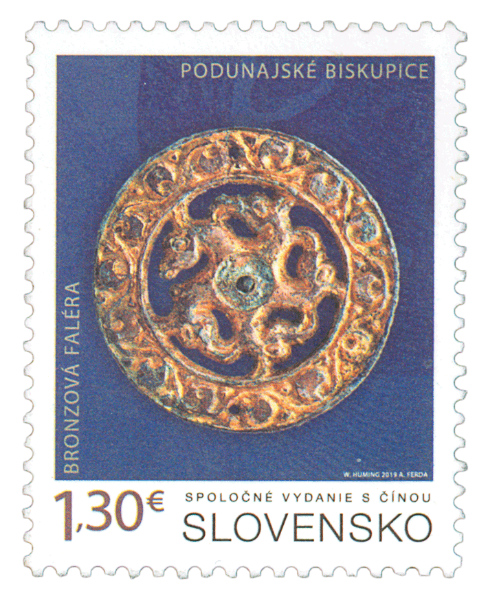 695 - Spoločné vydanie s Čínskou ľudovou republikou: Bronzová faléra z Podunajských Biskupíc