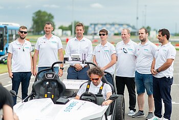 ​​​​​​​Minister dopravy Andrej Doležal otestoval autonómne vozidlo, ktoré na Slovensku vyvinula Slovenská technická univerzita v spolupráci s technologickými firmami.