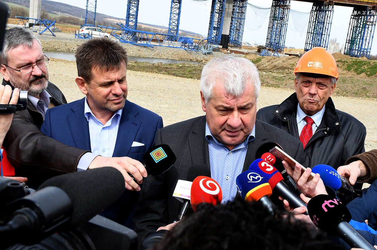 Minister dopravy a výstavby Arpád Érsek osobne skontroloval prebiehajúce stavebné práce na diaľnici pri Košiciach.