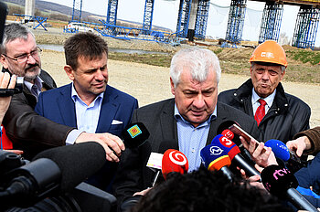 Minister dopravy a výstavby Arpád Érsek osobne skontroloval prebiehajúce stavebné práce na diaľnici pri Košiciach.