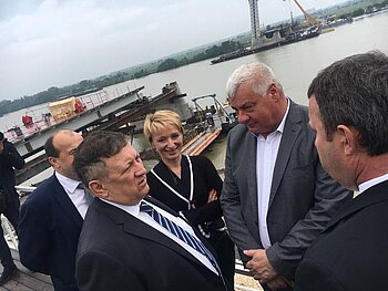 Ministri dopravy kontrolovali výstavbu mosta v Komárne