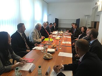 Minister dopravy Arpád Érsek rokoval s maďarským kolegom Lászlóom Mosóczim o rozvoji  cestnej a železničnej dopravy
