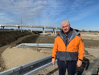 Minister dopravy a výstavby SR Arpád Érsek  skontroloval priebeh stavebných prác na stavbe D4R7.