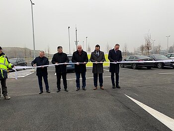 Nové záchytné parkovisko pri železničnej stanici v Pezinku budú využívať hlavne dochádzajúci za prácou a do školy.