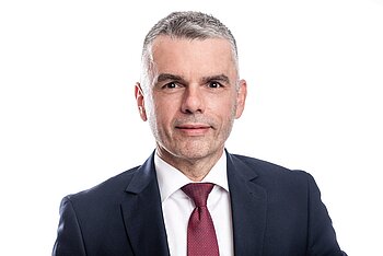 Rok na ministerstve dopravy a výstavby priniesol najväčšie opravy ciest I. triedy aj historickú obnovu vozňového parku