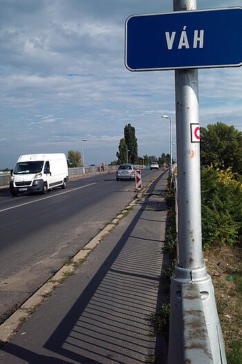 Začali sa práce na podopretí Vážskeho mosta, robí sa aj na ďalších cestách v Komárne