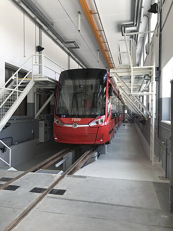 Obnovený vozový park trolejbusov a električiek z eurofondov má k dispozícií nové depo v Jurajovom dvore.