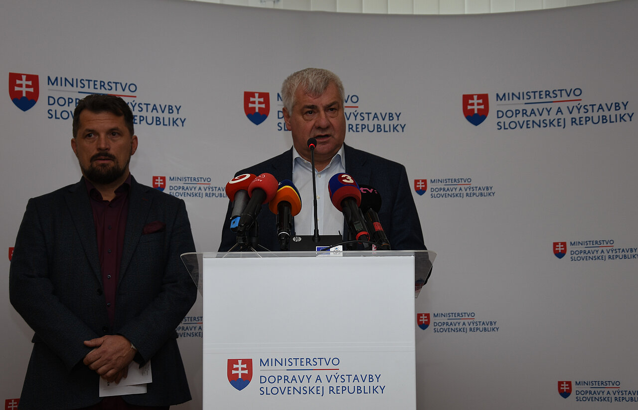 Pokutovanie zahraničných vodičov za chýbajúce diaľničné známky spomaľuje slovenský europoslanec