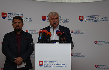 Pokutovanie zahraničných vodičov za chýbajúce diaľničné známky spomaľuje slovenský europoslanec