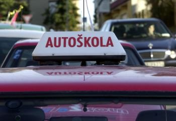 Minister dopravy Andrej Doležal chce umožniť opätovné fungovanie autoškôl