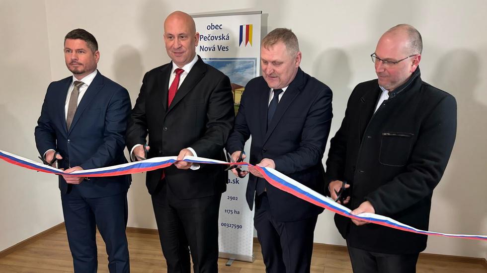 Minister Jozef Ráž odovzdal nové nájomné byty v Pečovskej Novej Vsi