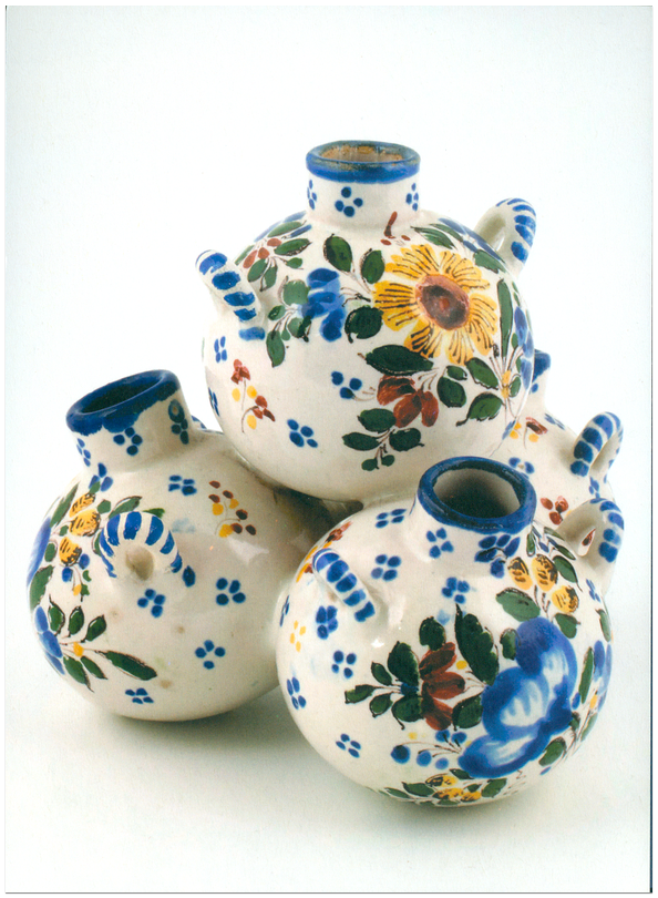 Keramika spojených nádobiek, používaných ako váza na jarné kvety, zo zbierkového fondu Slovenského národného múzea 